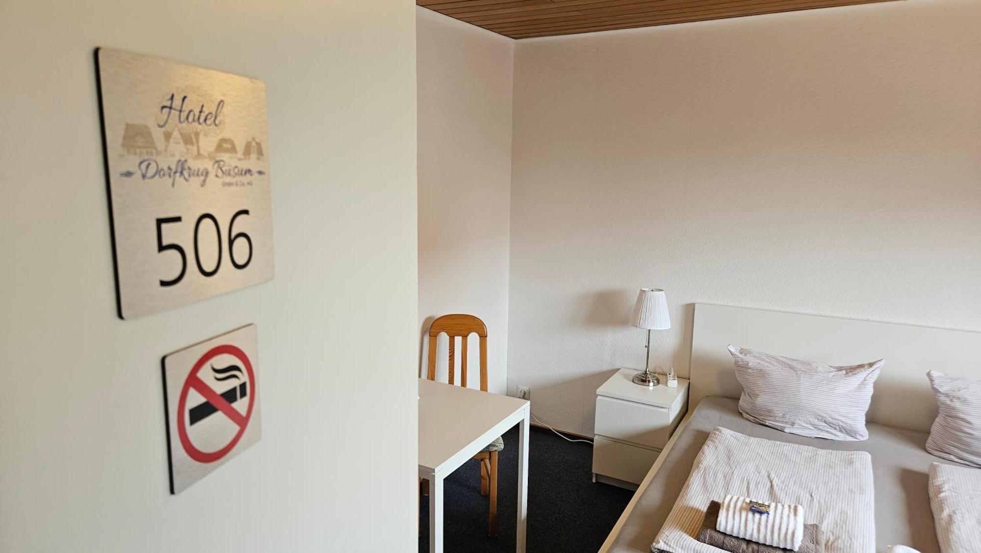 Hotel Dorfkrug Buesum - Guenstige Altbauzimmer Am Oland Exterior foto